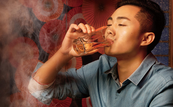 为什么有的白酒喝起来会辣喉