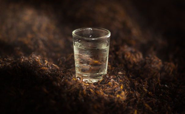 为什么有的白酒颜色会发黄