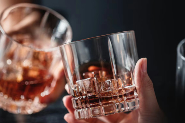 有些人一喝酒就脸红？如何快速解酒？ 