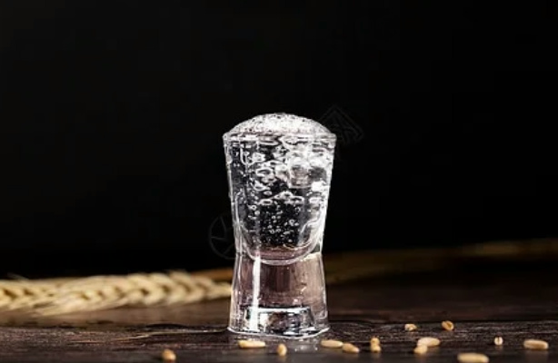 都是白酒，浓香型白酒和酱香型白酒可以混着喝吗