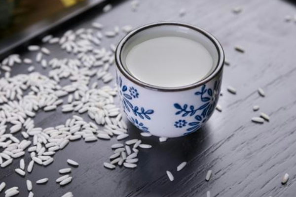 年轻人偏爱低度米酒，低度酒引领青年社交新风尚 