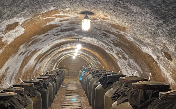 浓香型白酒储存秘籍:如何保持酒体醇厚与香气持久