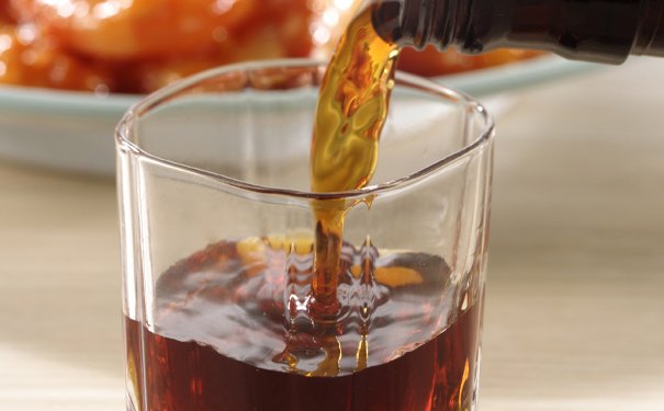 黄酒加热饮用的奥秘:温度控制下的温润醇香之旅