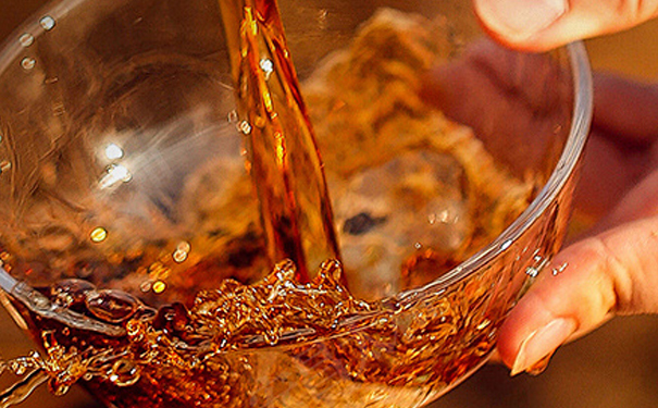 从古代到现代:黄酒饮用习俗的演变与当代创新喝法