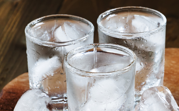 冰镇白酒与常温白酒:温度差异下的风味转变与品鉴艺术