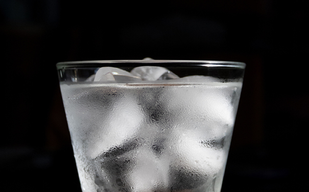 从常温到冰镇:白酒温度变化下的口感与香气差异解析