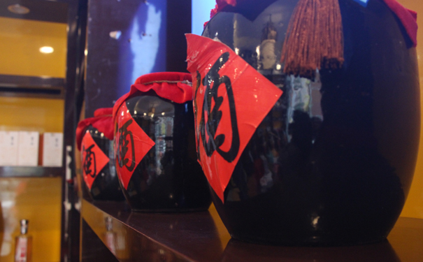 品鉴白酒的艺术:色泽,香气与口感的深度解析