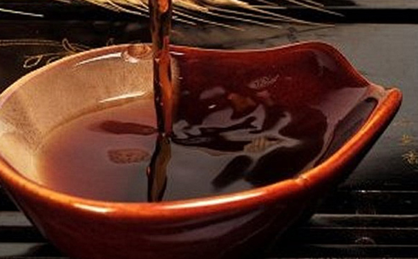 黄酒文化深度解析:从餐桌到节庆,不可或缺的传统符号