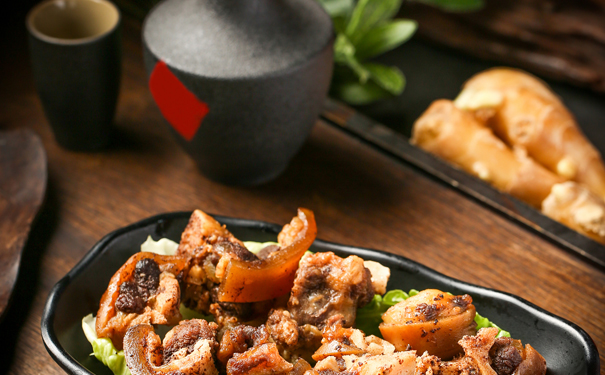 详解白酒香型与菜品搭配技巧,提升餐桌风味