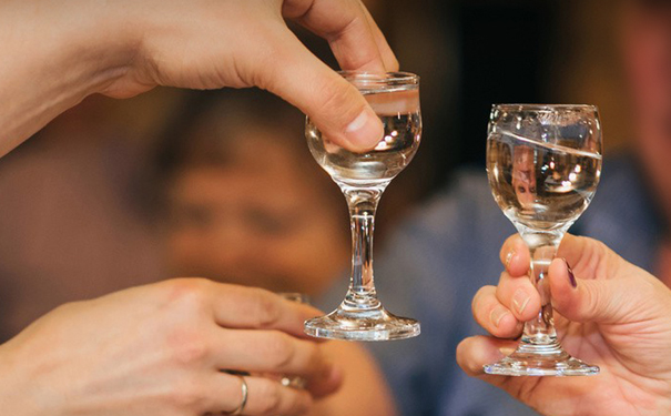 白酒桌上的社交艺术:品味间拉近人心的距离