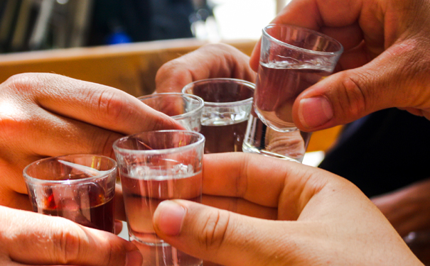 探秘白酒的社交魔力:从商务宴请到朋友小聚的必备之选