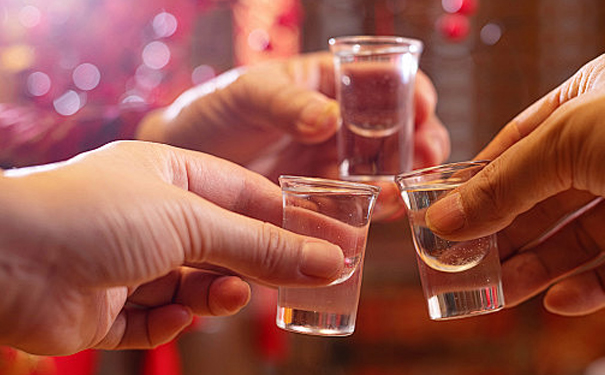 白酒的多元作用途径:从餐桌到庆典的全方位体验