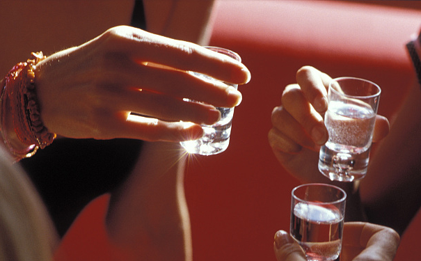 白酒文化:从节庆欢聚到商务洽谈的社交媒介