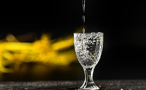 品味时光:白酒在不同人生阶段的独特意义