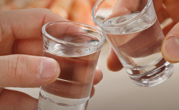 白酒与地域文化:一杯酒里的故乡情与民族魂