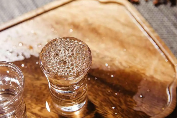 纯粮白酒怎么选？教你辨别真假，品味醇香