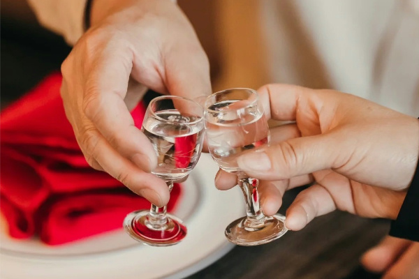 浓香型白酒：香气浓郁、口感绵甜，为何广受欢迎?