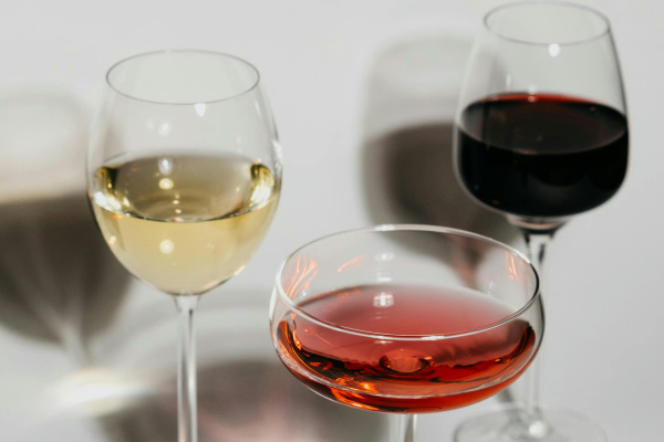 配制酒和发酵果酒在口感上有哪些不同？ 