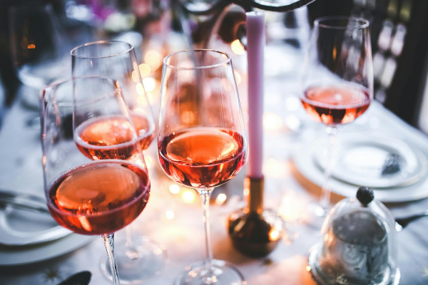 果酒为什么比白酒更受年轻人欢迎呢? 