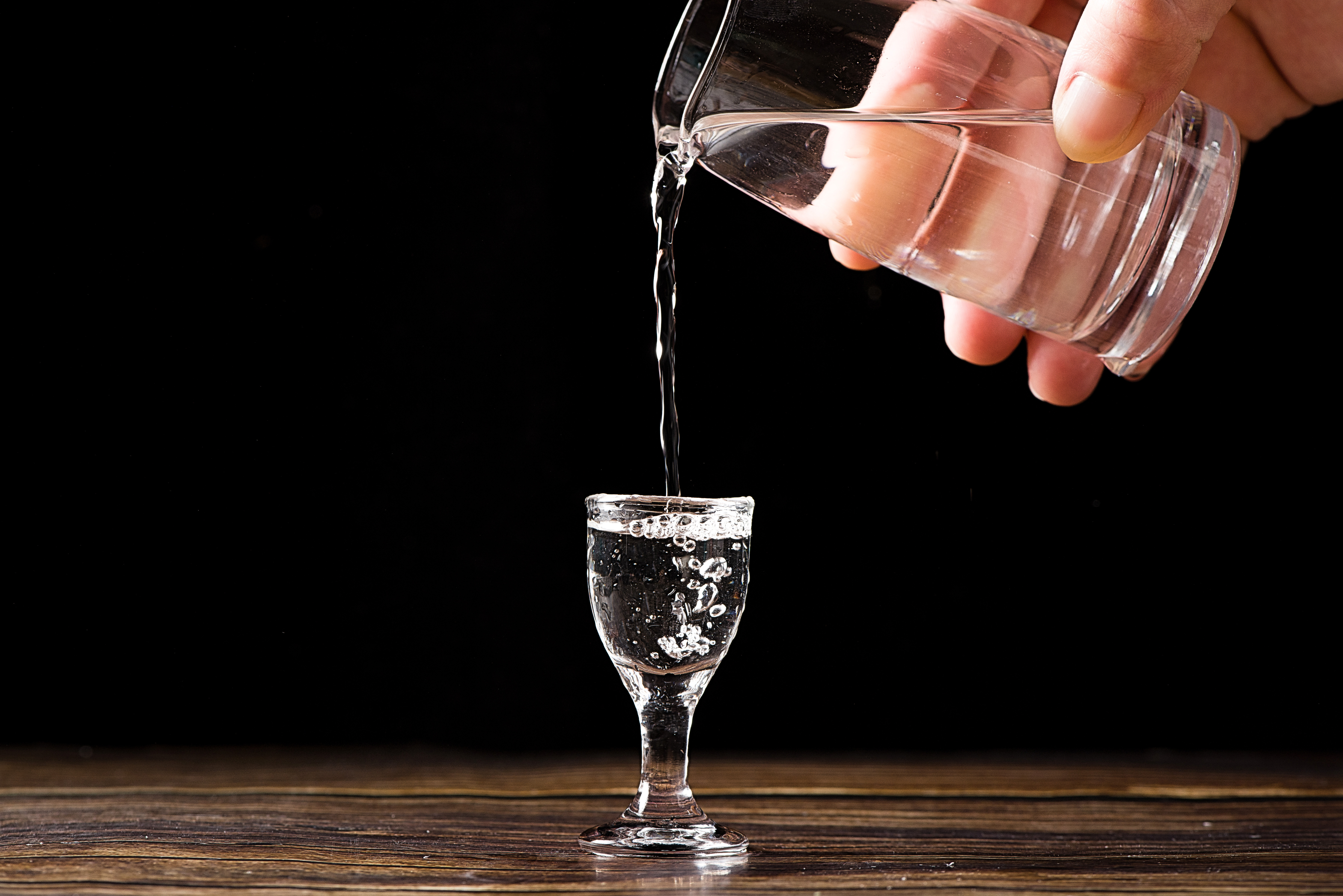 浓香型白酒的香气密码：为何让人一闻难忘?