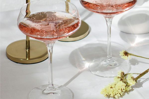 果酒与美食：低度果酒如何为餐桌增添浪漫与趣味