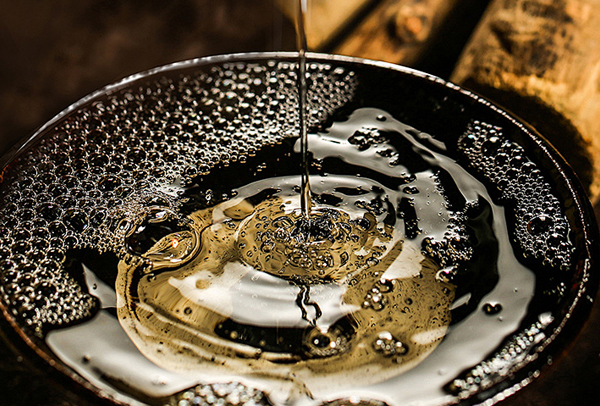 从古窖到拍卖行:一瓶老酒如何成为收藏界的硬通货