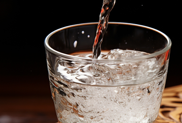 一滴酒的温度:中国白酒勾调师的手艺与哲学