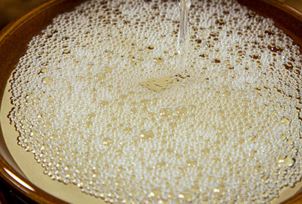 白酒冷知识:酒坛里的 “酒花” 秘密