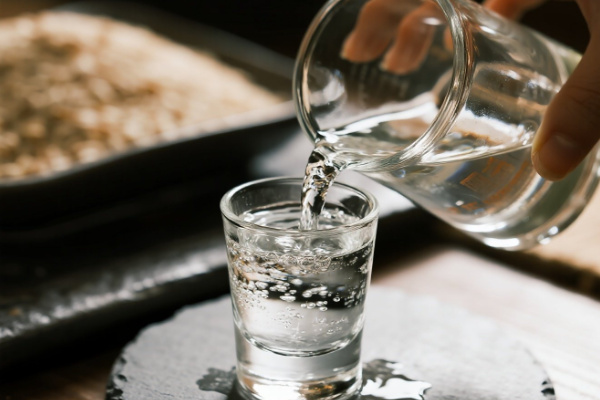 揭秘饮酒体验差异：纯粮酒与酒精勾兑酒的本质区别