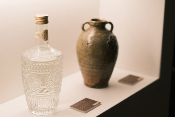 白酒为什么不能用易拉罐装？玻璃瓶和陶瓷瓶哪个更适合存酒？